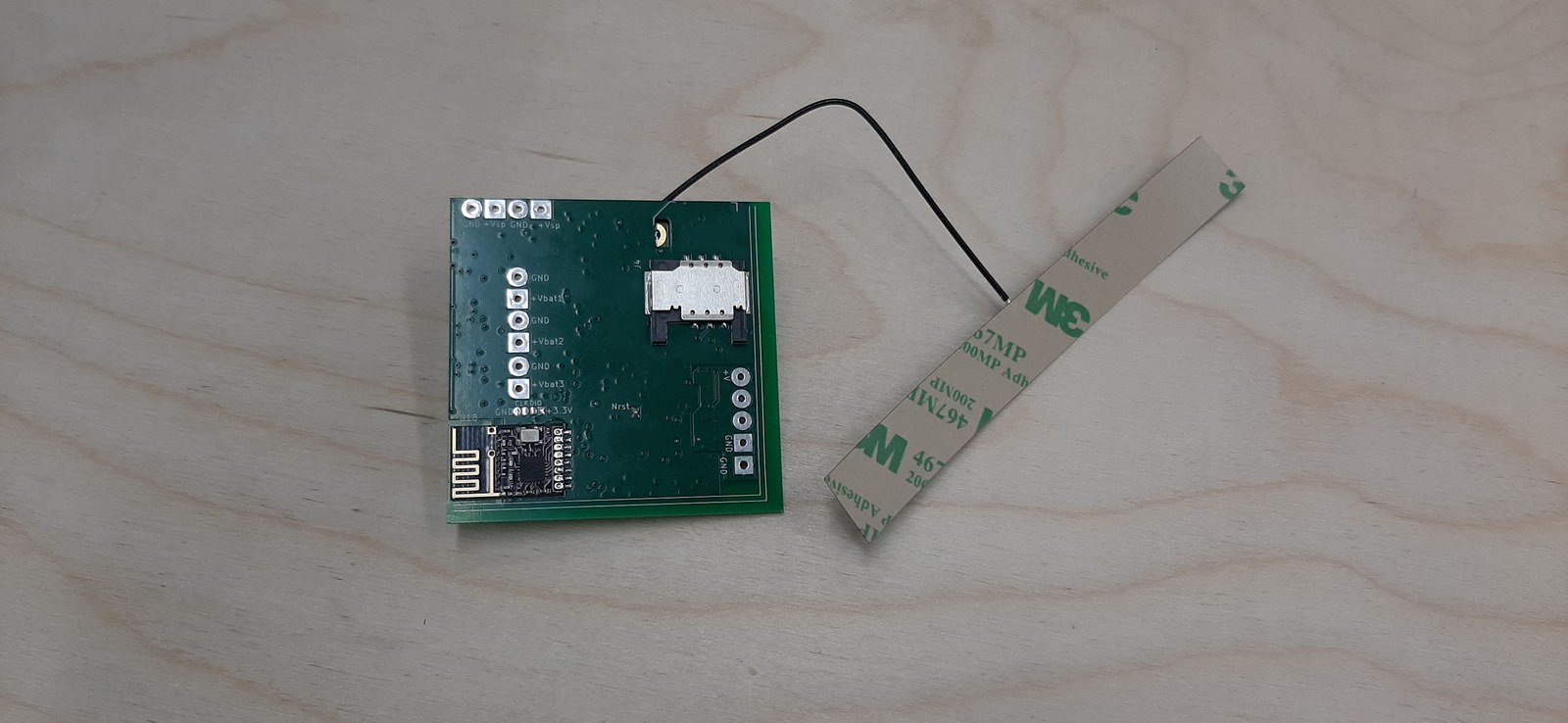 Плата автономного тензометрического датчика измерения веса с GSM-модемом с задней стороны. Также виден модуль nRF24 для связи между устройствами