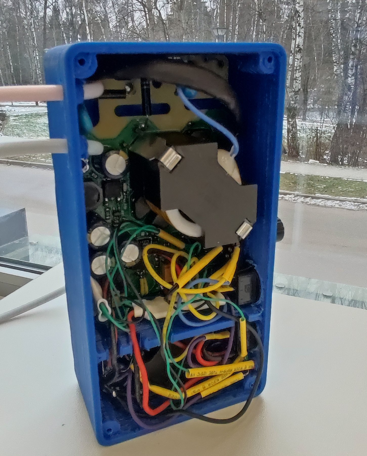 Portable high-voltage unit up to 5 kV. The device was built as a single unit; the internal wiring is not arranged as neatly as in a serial product