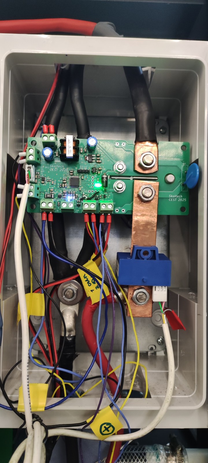 Emergency shutdown board for a flow-battery stack installed in the setup, with 70 V and 250 A limits