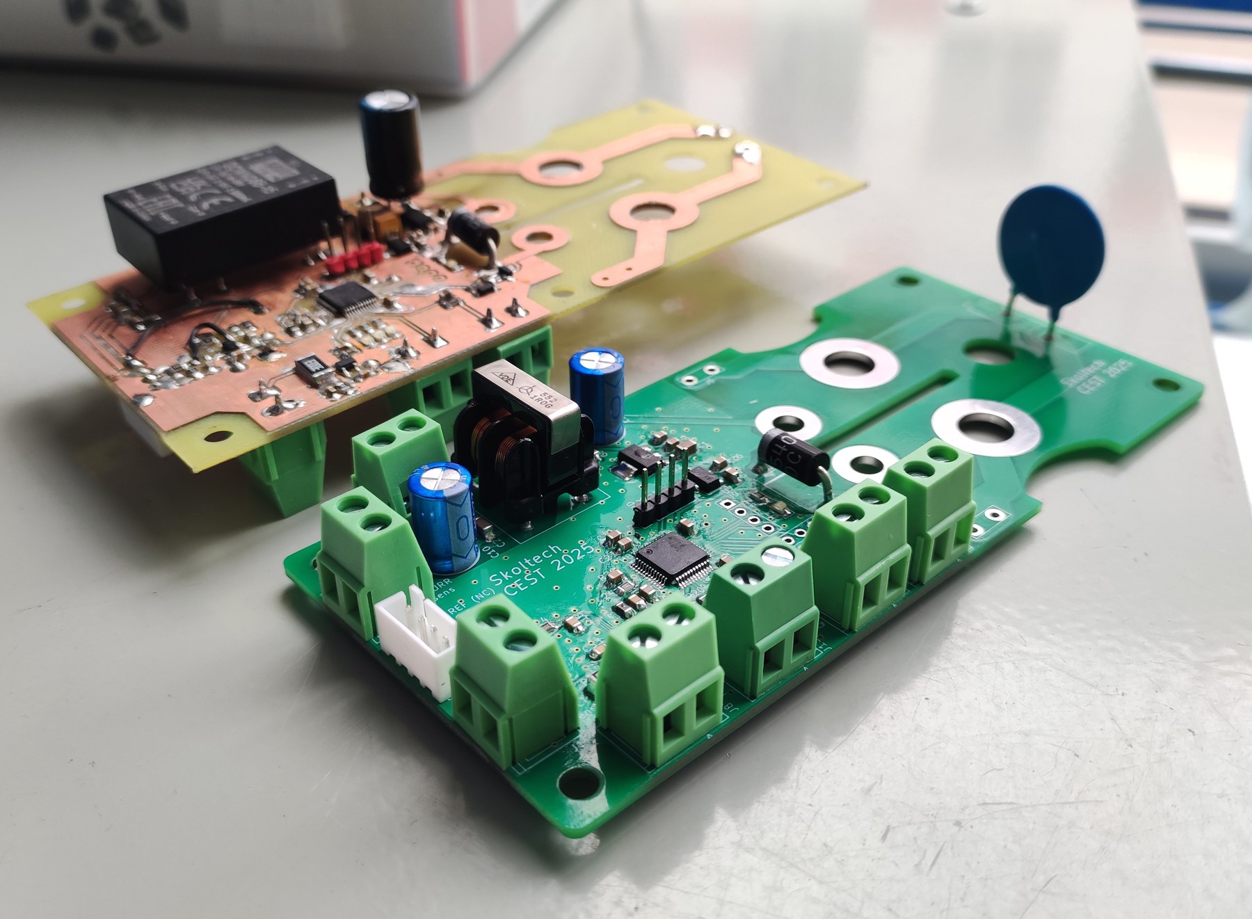 Emergency shutdown board for a flow-battery stack
