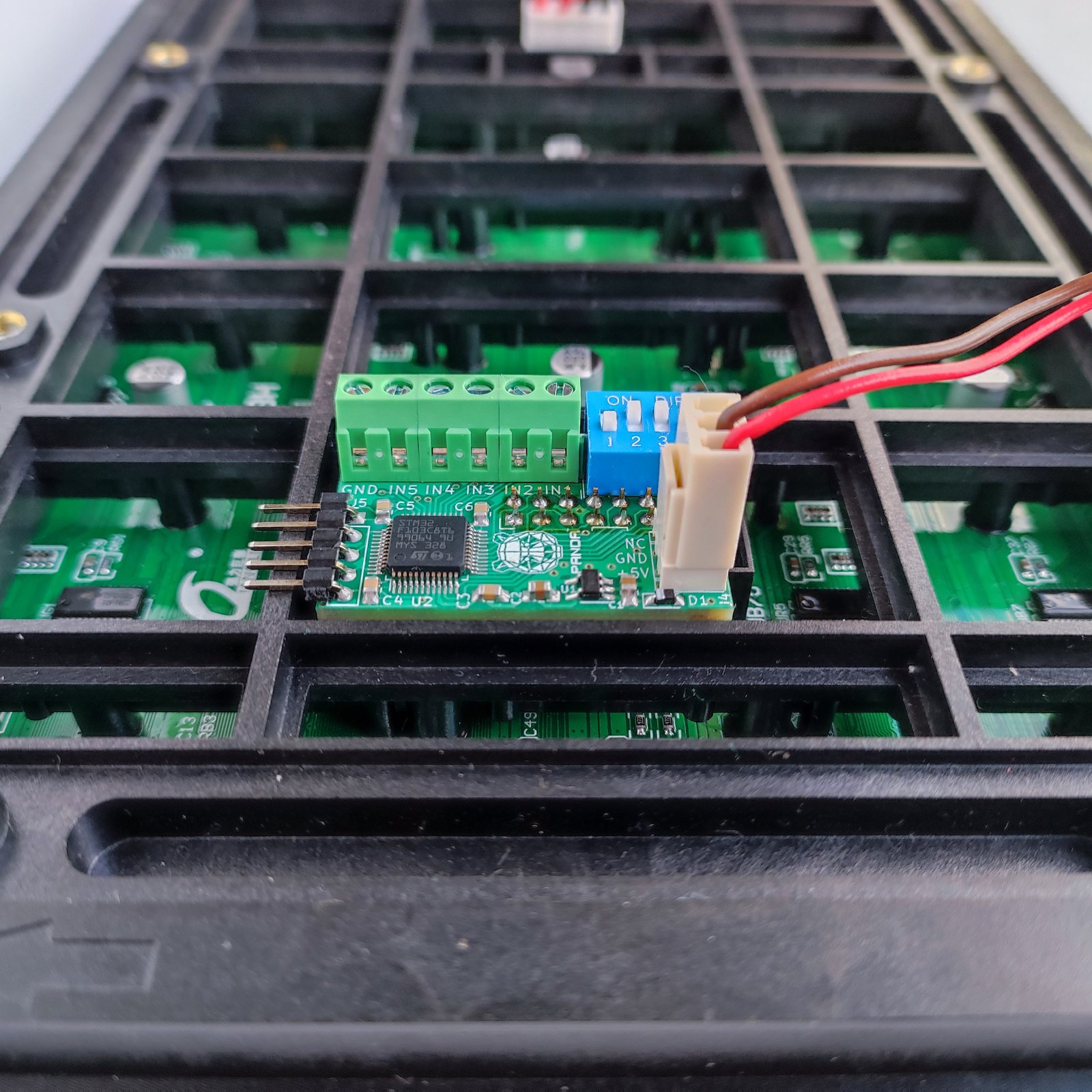 Portable HUB75 LED-panel driver installed into the panel