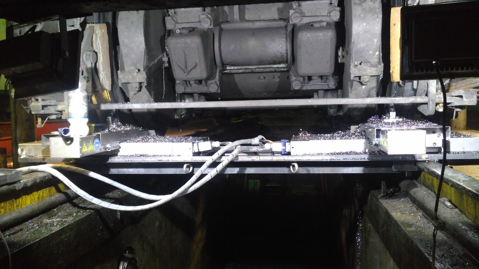 Mobile CNC wheel lathe during turning work in a depot