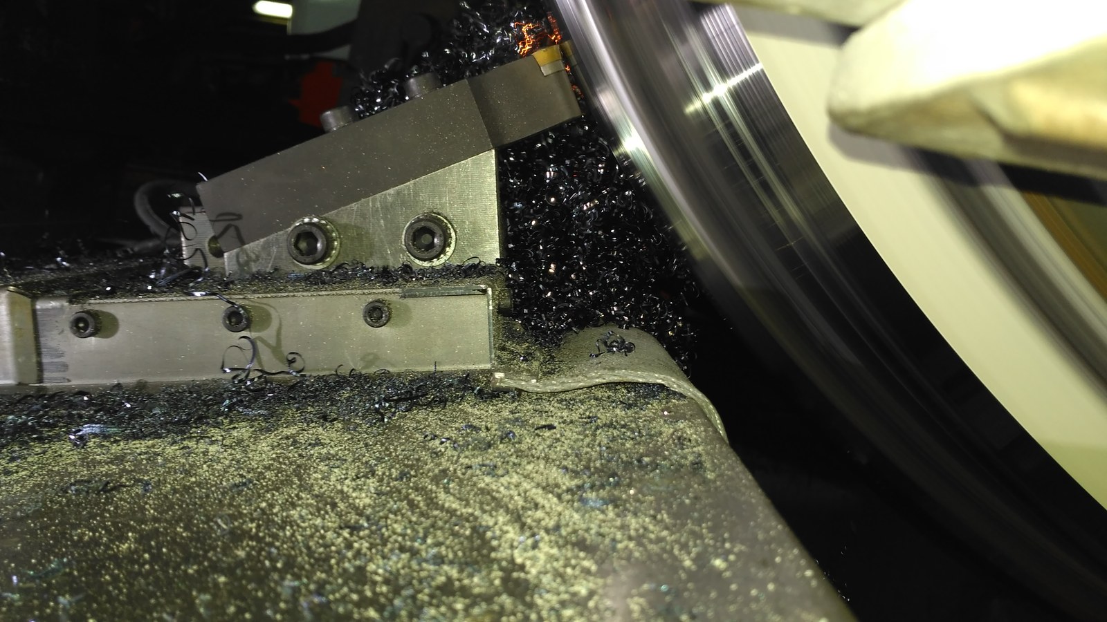 Cutting tool turning the wheel