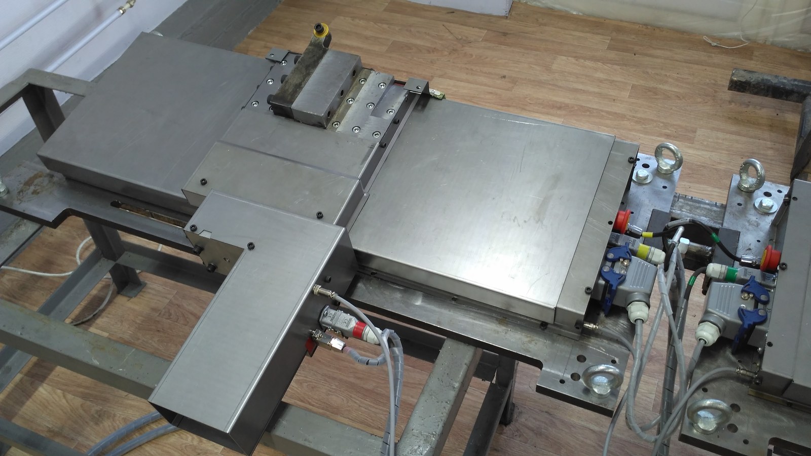 Rear view of the mobile CNC wheel lathe in the workshop