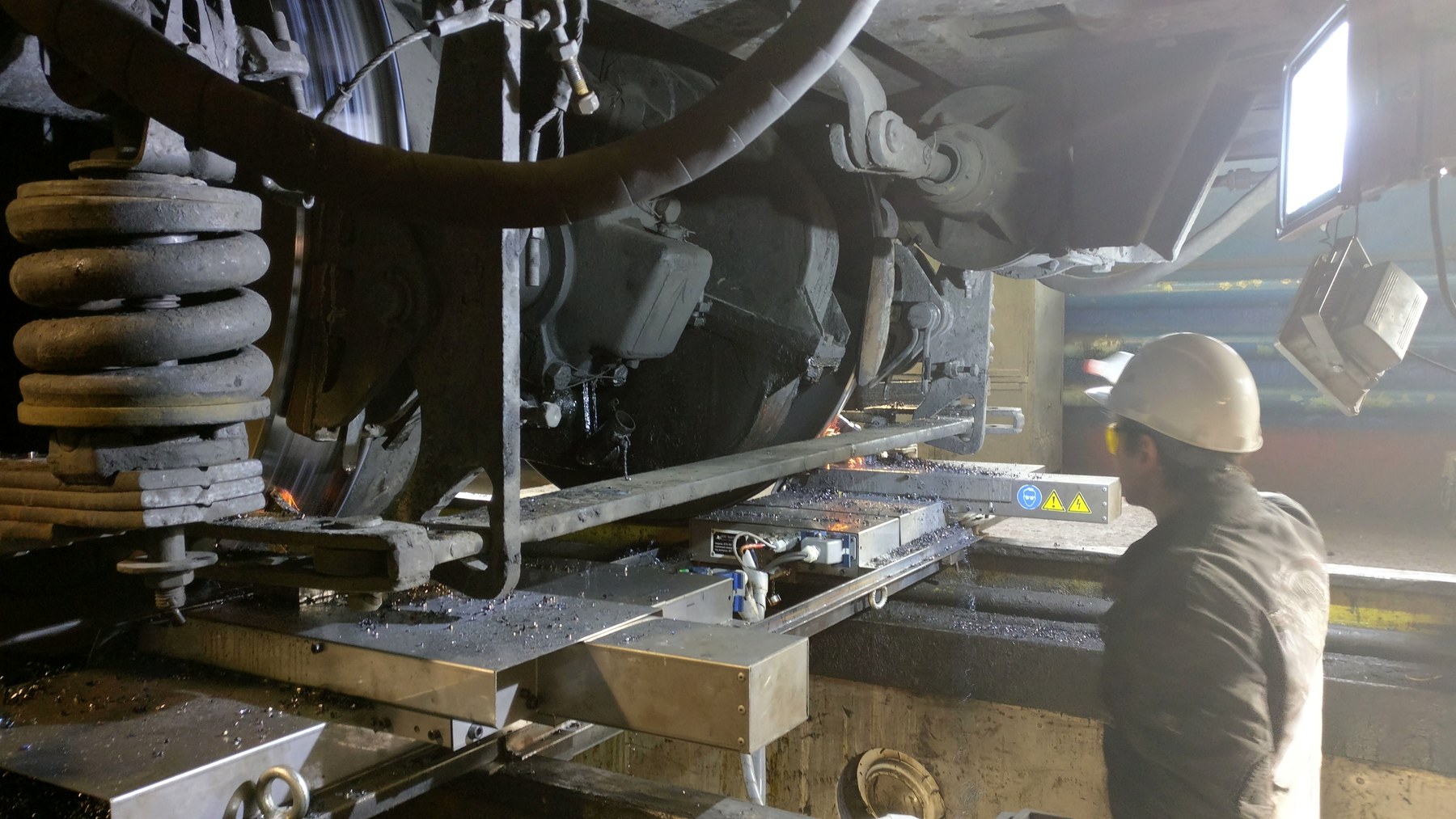 Mobile CNC wheel lathe for turning locomotive wheelsets