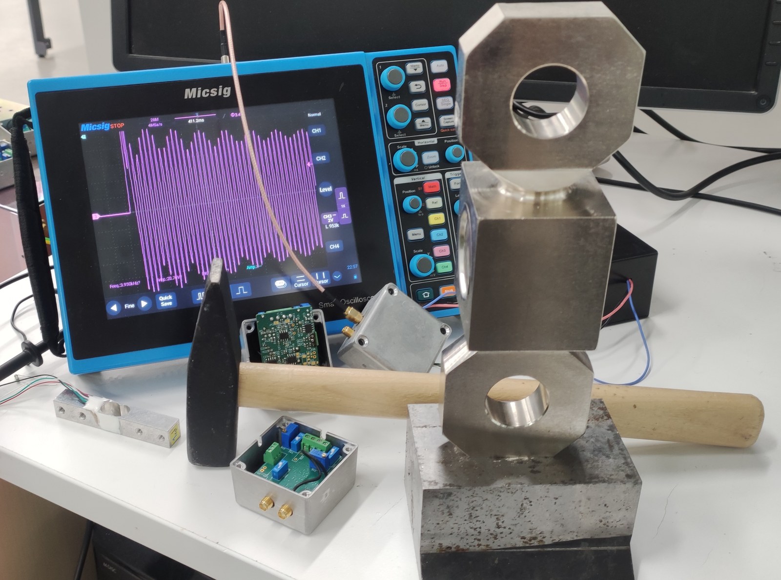 Strain-gauge bridge measurement boards with 500 kHz bandwidth during signal testing on a generator and a real strain gauge