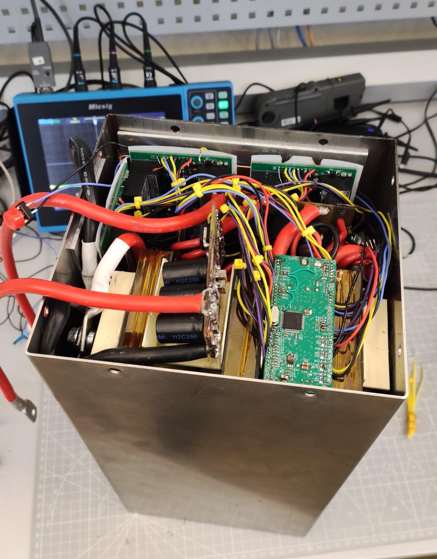 Supercapacitor power booster for an electric motorcycle, assembled device without the cover