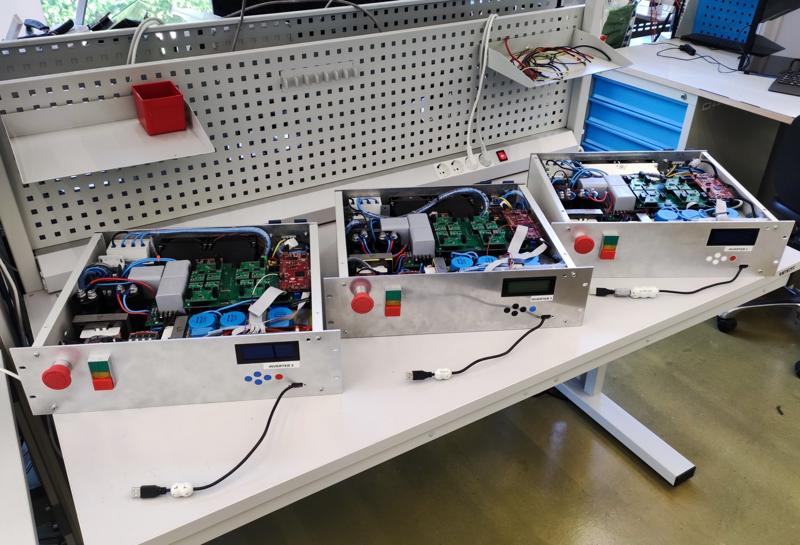Трехфазный сетевой инвертор 5 кВт: три готовых устройства, USB еще без разъема